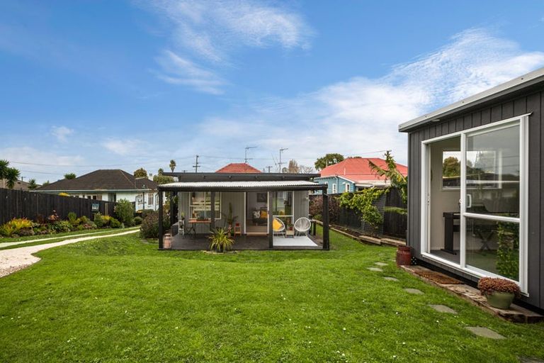 Photo of property in 2/23 Miller Road, Mangere Bridge, Auckland, 2022