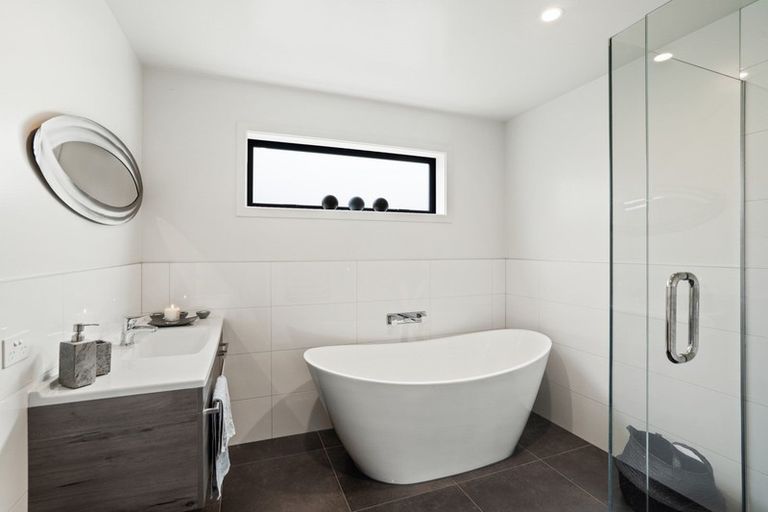 Photo of property in 4 Hidden Hills Drive, Wanaka, 9305