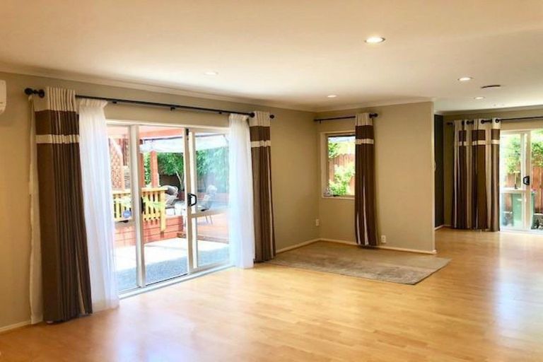 Photo of property in 3 Newinn Crescent, East Tamaki Heights, Auckland, 2016