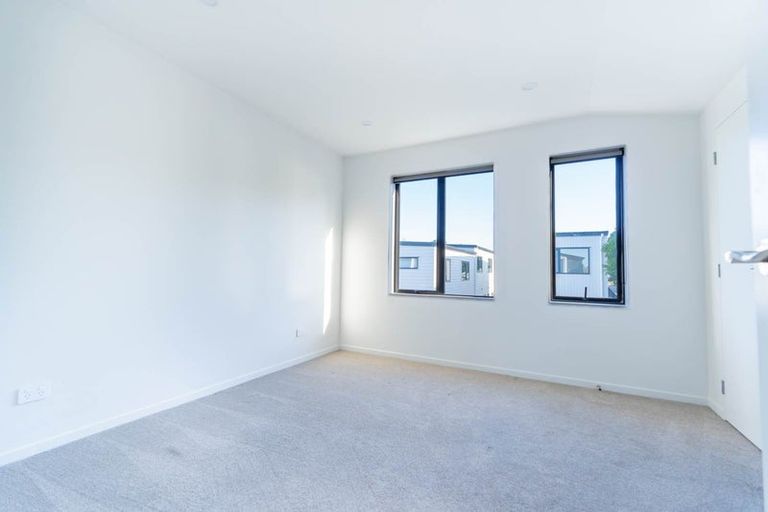 Photo of property in 1/82 Rosewarne Crescent, Glendene, Auckland, 0602