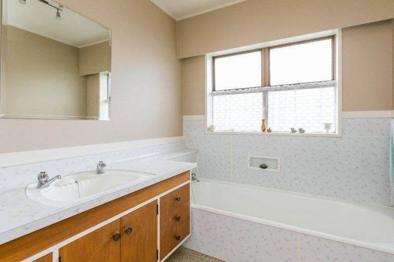 Photo of property in 2/17 Ngarimu Crescent, Taradale, Napier, 4112