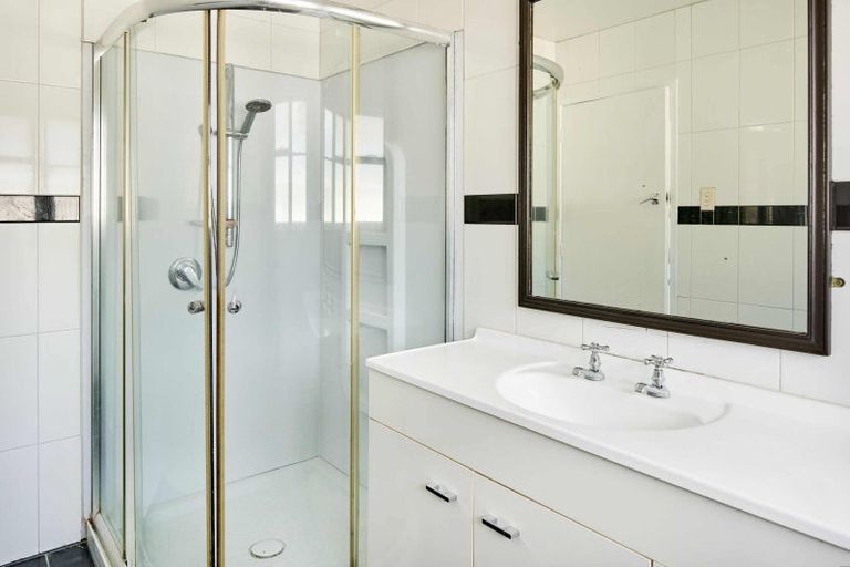 Photo of property in 22 Longcroft Terrace, Newlands, Wellington, 6037