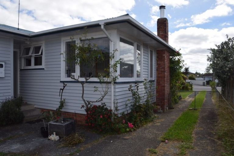 Photo of property in 14 Edgerton Road, Te Atatu Peninsula, Auckland, 0610