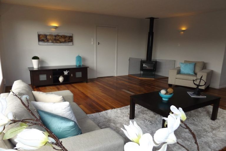 Photo of property in 6 Link Road, Newlands, Wellington, 6037