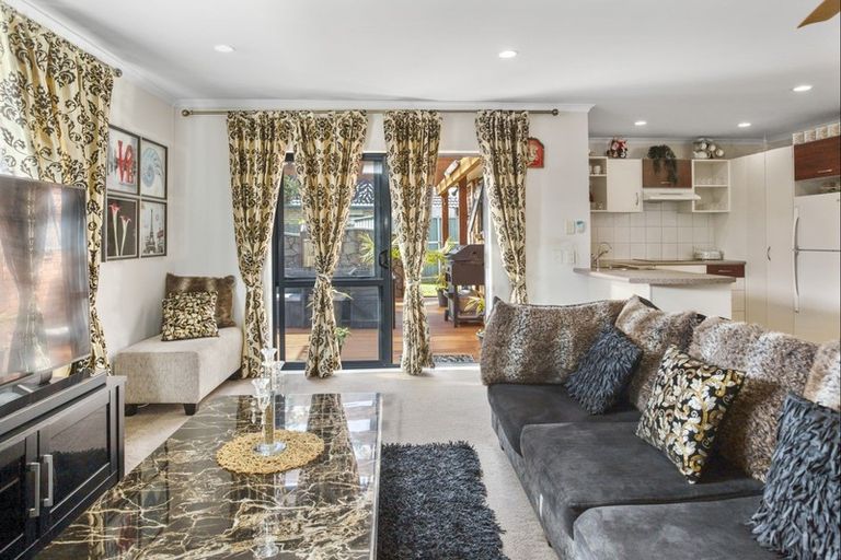 Photo of property in 16 Morewa Place, Takanini, 2112