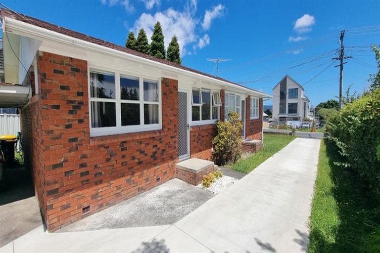 Photo of property in 105 Te Atatu Road, Te Atatu South, Auckland, 0610