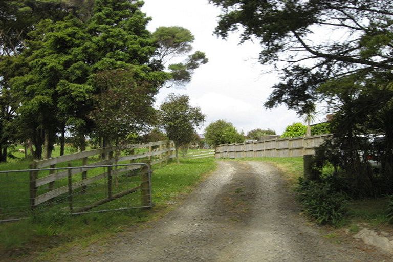 Photo of property in 11 Wintour Road, Waimauku, 0812