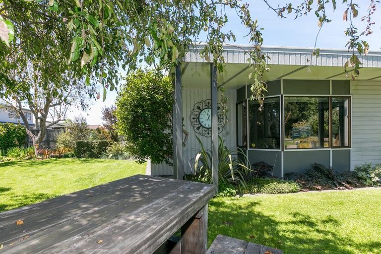 Photo of property in 2 Matthews Place, Taradale, Napier, 4112