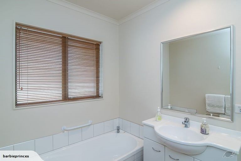 Photo of property in 135 Guildford Drive, Paraparaumu Beach, Paraparaumu, 5032