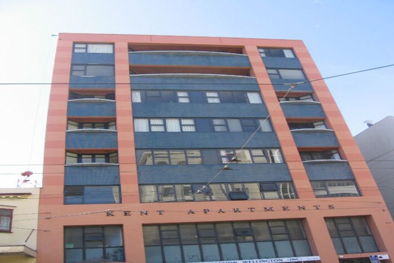 Photo of property in 17 Kent Terrace - Kent Apartments, 4a/16 Kent Terrace, Mount Victoria, Wellington, 6011