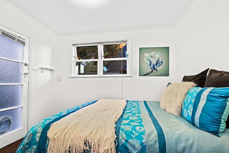 Photo of property in 31 Royal View Road, Te Atatu South, Auckland, 0610