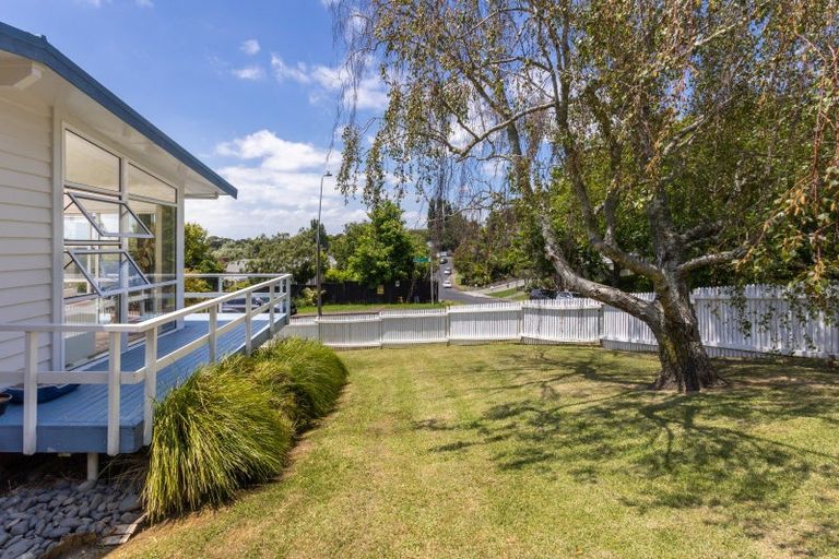 Photo of property in 18 Deuxberry Avenue, Northcote, Auckland, 0627