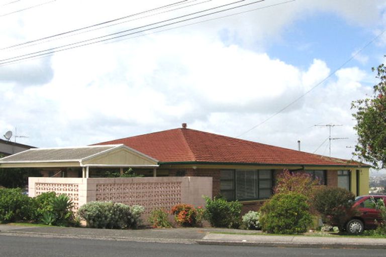 Photo of property in 2/11 Castor Bay Road, Castor Bay, Auckland, 0620