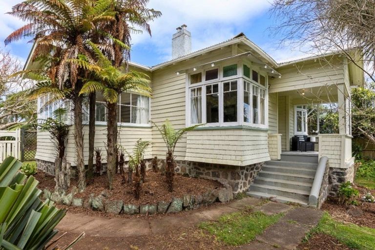 Photo of property in 39 Muir Avenue, Mangere Bridge, Auckland, 2022