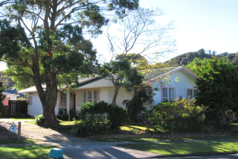 Photo of property in 4 Manutuke Street, Wainuiomata, Lower Hutt, 5014