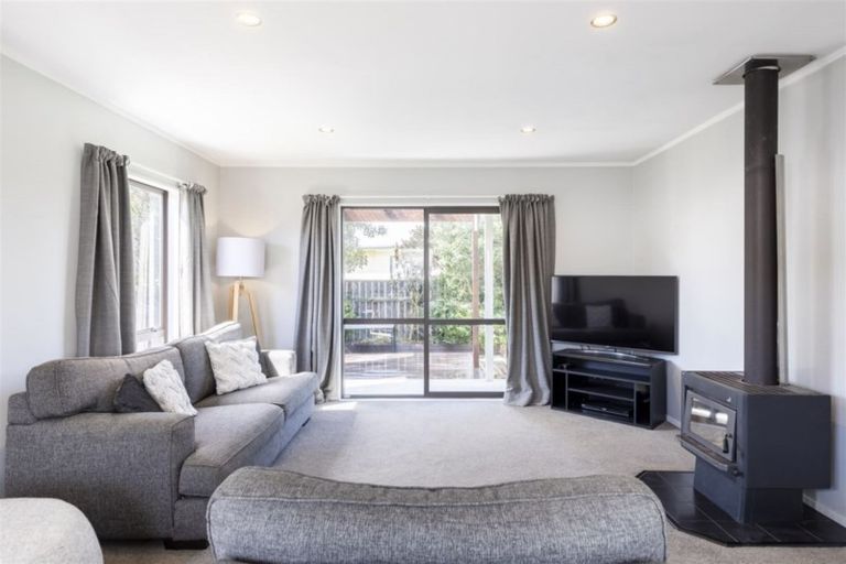 Photo of property in 6a Perrin Place, Kelvin Grove, Palmerston North, 4414