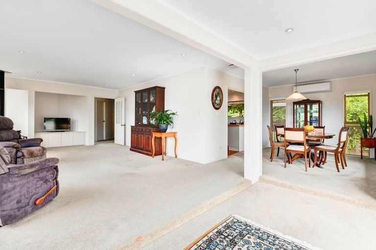 Photo of property in 10 Chelverton Terrace, Red Beach, 0932