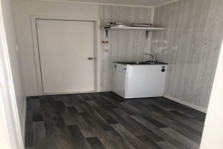 Photo of property in 24 Neil Avenue, Te Atatu Peninsula, Auckland, 0610