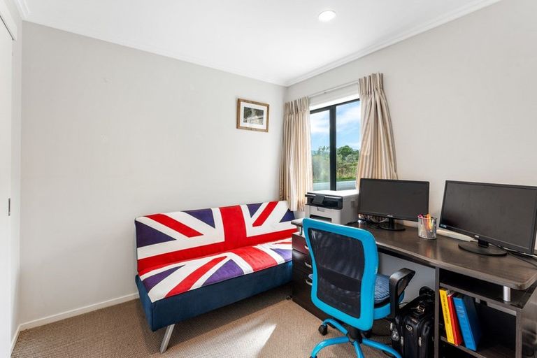 Photo of property in 32 Mount Marua Drive, Timberlea, Upper Hutt, 5018