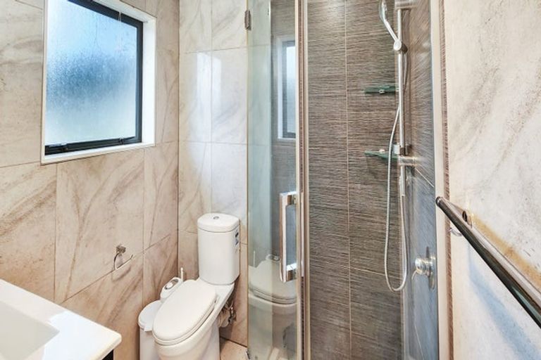 Photo of property in 50 De Havilland Drive, Goodwood Heights, Auckland, 2105