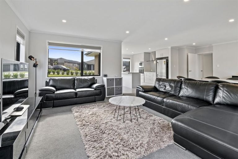 Photo of property in 47 Couldrey Crescent, Red Beach, 0932