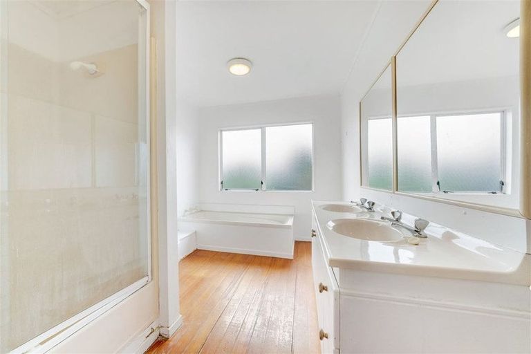 Photo of property in 2/50 Blanes Road, Weymouth, Auckland, 2103