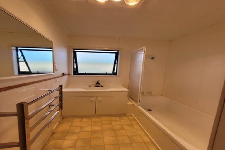 Photo of property in 94 Roberts Road, Te Atatu South, Auckland, 0610