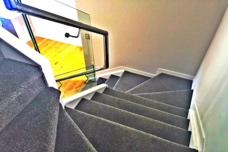 Photo of property in 9 Trotting Terrace, Fairview Heights, Auckland, 0632