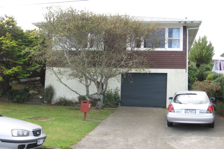 Photo of property in 26 Longcroft Terrace, Newlands, Wellington, 6037