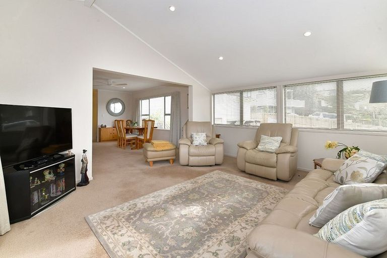 Photo of property in 11 Rosario Crescent, Red Beach, 0932