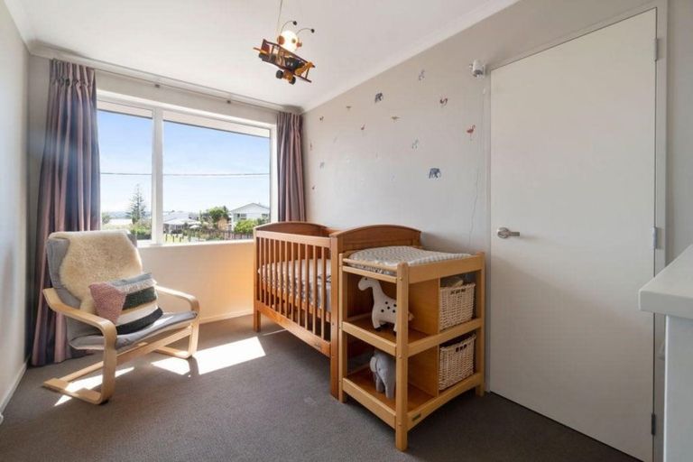 Photo of property in 25a Rewarewa Road, Te Atatu Peninsula, Auckland, 0610