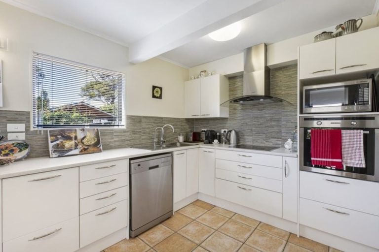 Photo of property in 1/121 Godley Road, Green Bay, Auckland, 0604