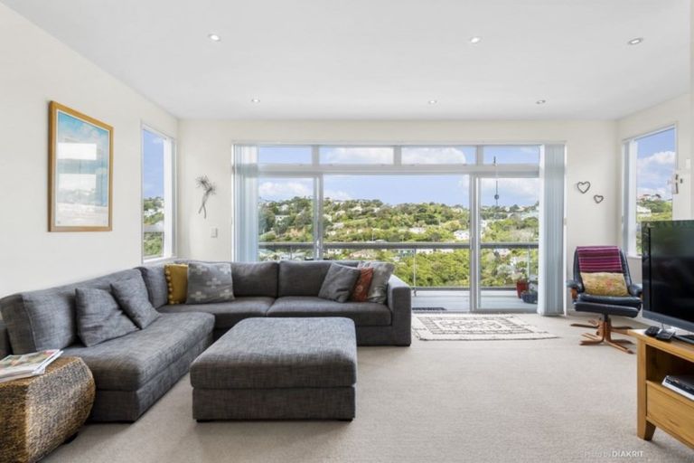 Photo of property in 77 Tiketike Way, Brooklyn, Wellington, 6021