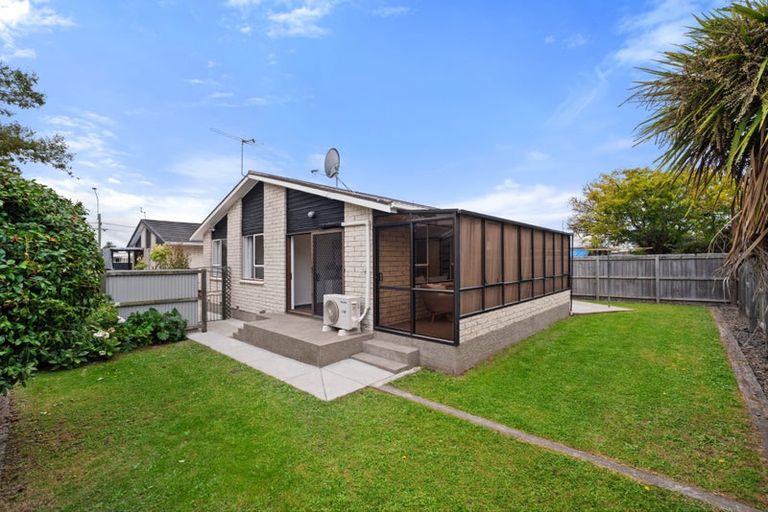 Photo of property in 32 Prestons Road, Redwood, Christchurch, 8051