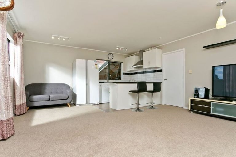 Photo of property in 3/6 Helena Street, Massey, Auckland, 0614