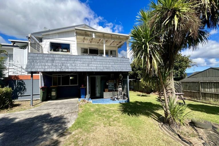 Photo of property in 3 Hillary Heights Avenue, Glendene, Auckland, 0602