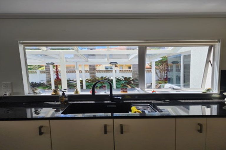 Photo of property in 12 Shelter Grove, Frankleigh Park, New Plymouth, 4310