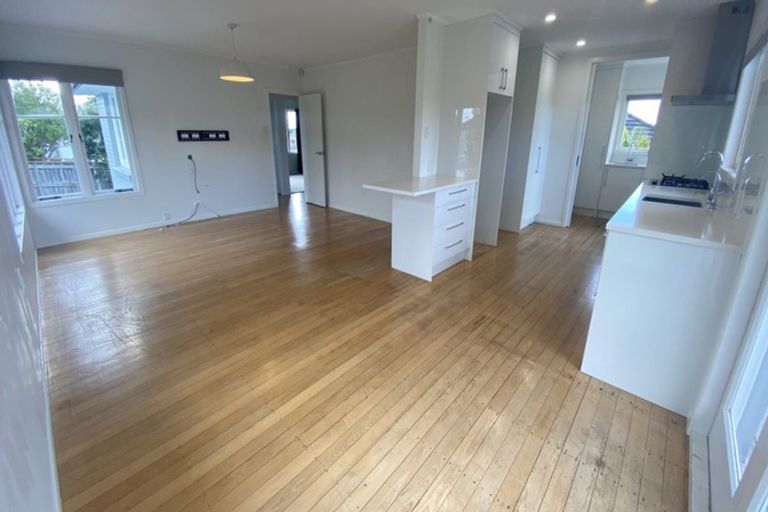 Photo of property in 5 Brookfield Road, Te Atatu Peninsula, Auckland, 0610