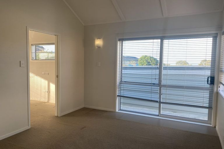 Photo of property in 43a Marellen Drive, Red Beach, 0932