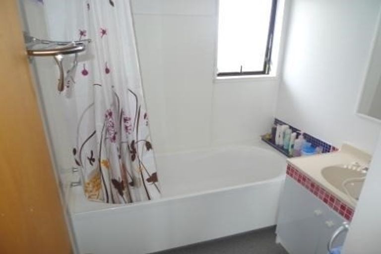 Photo of property in 39a Horokiwi Road West, Newlands, Wellington, 6037