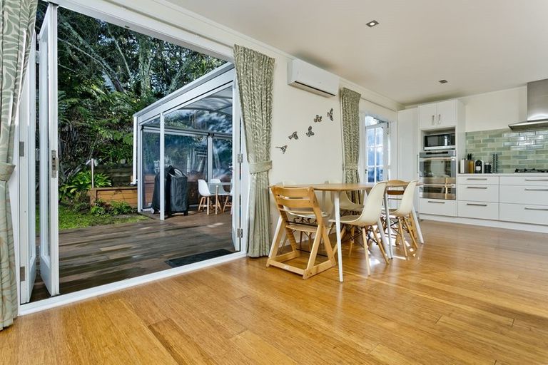 Photo of property in 28 Lavery Place, Sunnynook, Auckland, 0632