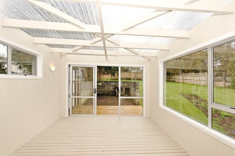 Photo of property in 19 Helleur Road, Massey, Auckland, 0614