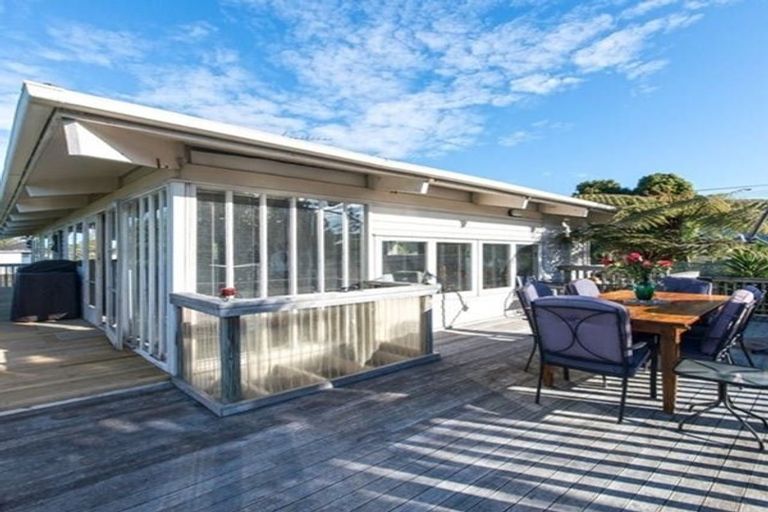 Photo of property in 58 Renata Crescent, Te Atatu Peninsula, Auckland, 0610