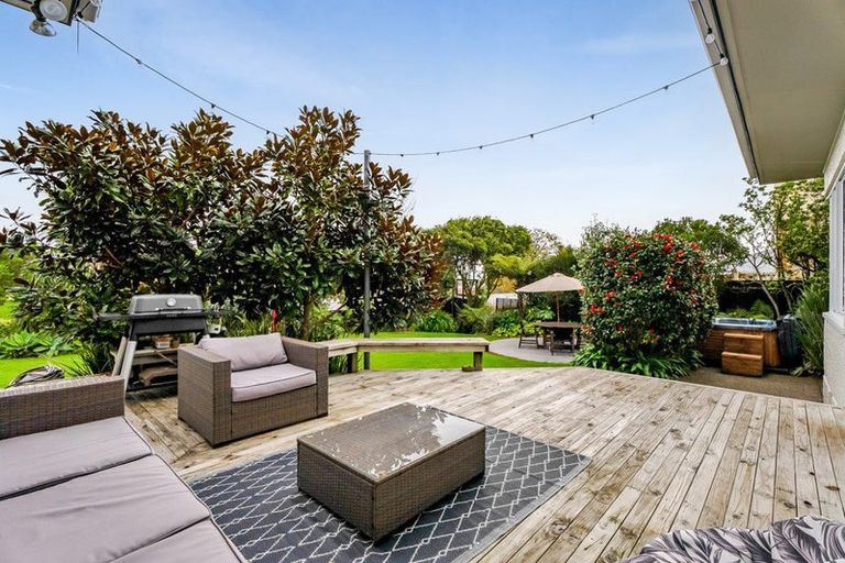 Photo of property in 10 Strandon Place, Strandon, New Plymouth, 4312