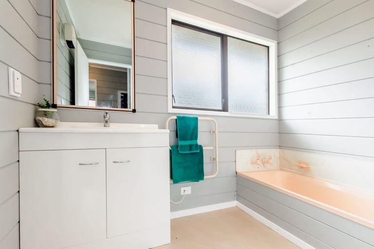 Photo of property in 4 Oakwood Grove, Paraparaumu Beach, Paraparaumu, 5032