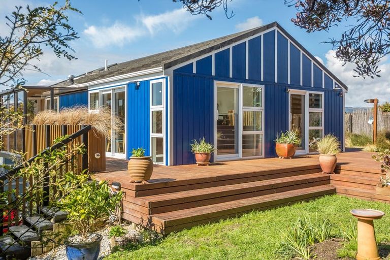 Photo of property in 2/11 Mervyn Place, Plimmerton, Porirua, 5026
