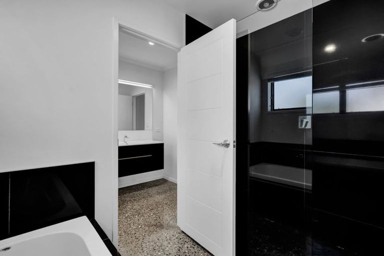 Photo of property in 6 Pebble Beach Court, Waiwhakaiho, New Plymouth, 4312