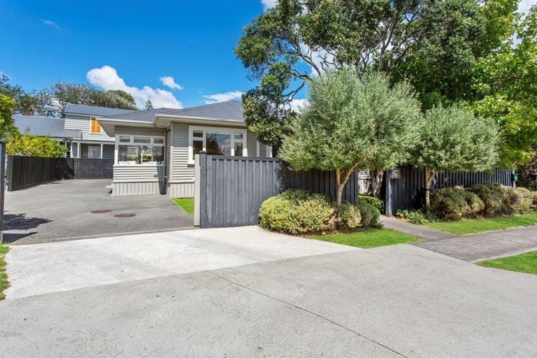 Photo of property in 36 Matapouri Road, Mangere Bridge, Auckland, 2022