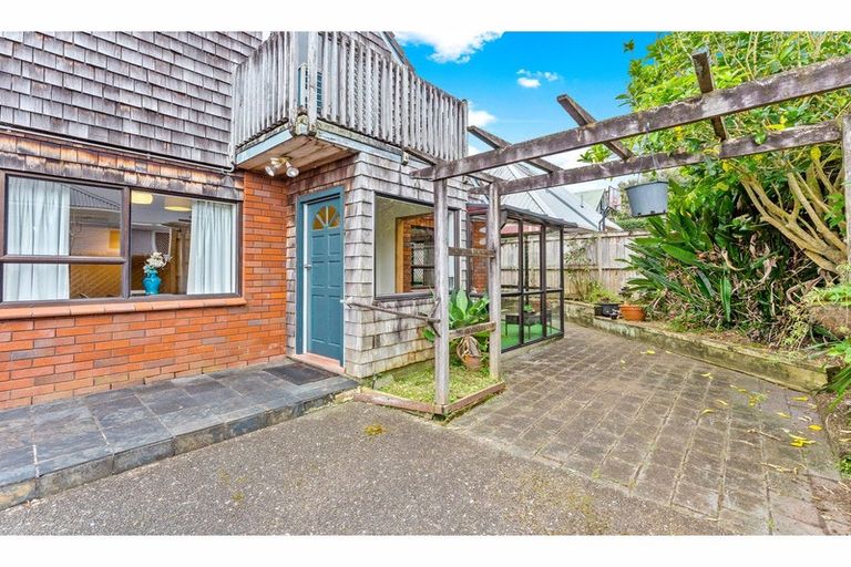 Photo of property in 2/58 Hillcrest Avenue, Hillcrest, Auckland, 0627