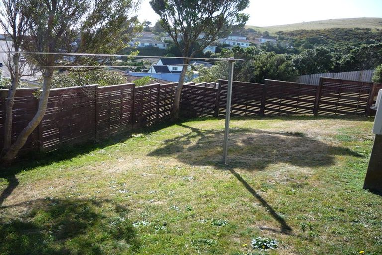 Photo of property in 15a Bayswater Place, Newlands, Wellington, 6037